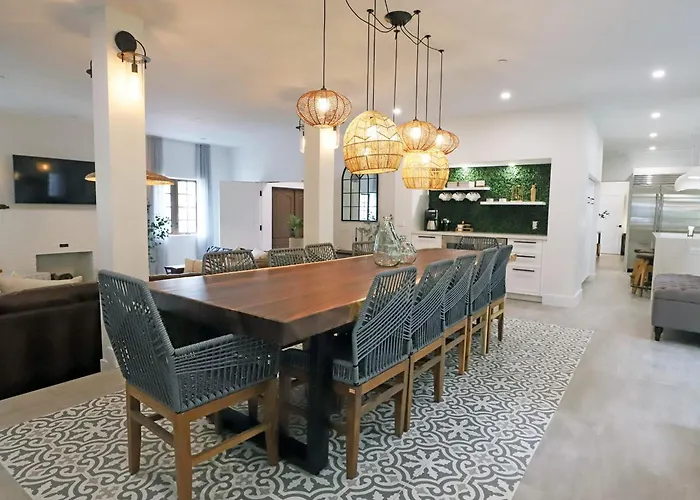 6 Bedroom Villa With Pool & Parking In Heart Of South Beach Miami